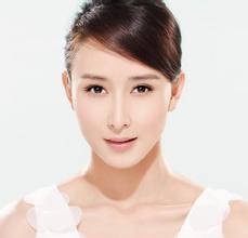 小S为二女儿庆祝17岁生日，两人亲密同框似姐妹